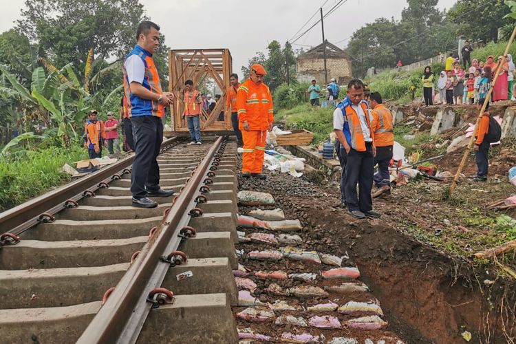 PT KAI menerjunkan 200 personel dari KAI utuk penanganan longsor di jalur kereta api (KAI) lintas Sukabumi - Bogor, Sabtu (7/12/2019).