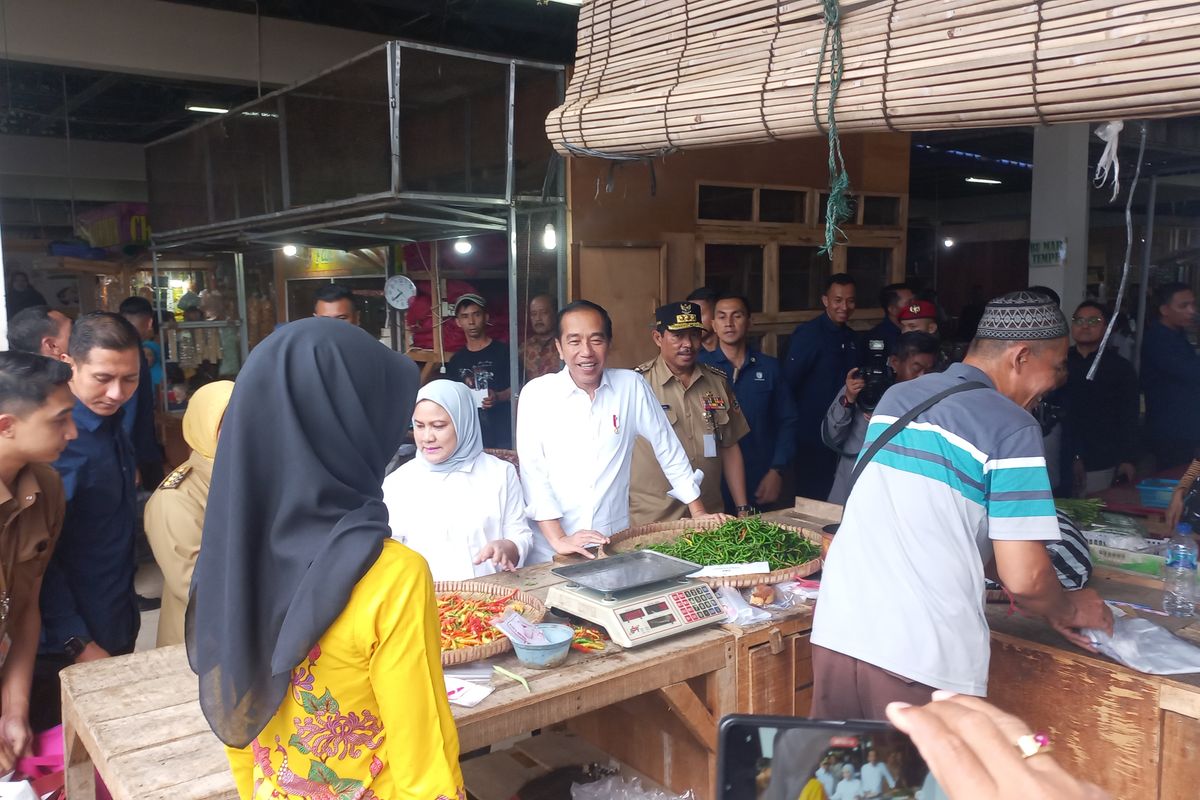 Presiden Joko Widodo mengawali kunjungannya di tahun 2024 di Purworejo dengan blusukan di Pasar Pagi Purworejo pada Selasa (2/1/2024). 