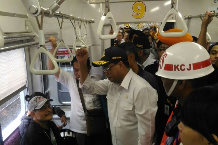 Menteri Perhubungan Budi Karya Sumadi menaiki kereta commuter menuju Stasiun Manggarai, Minggu (23/7/2017).