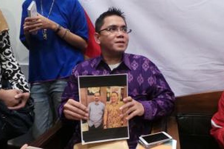 Politikus PDIP Arteri Dahlan menunjukkan  foto Ketu KPK Abraham Samad dengan anak petinggi TNI.