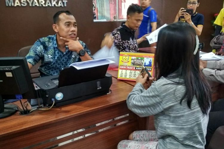 Ita Widya Sari (19) ketika membuat laporan di Polresta Palembang usai menjadi korban penganiayaan oleh suaminya sendiri, Jumat (30/11/2018).