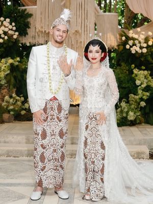 Jennifer Coppen dan Justin Hubner resmi menikah. Simak 5 detail gaya pernikahan mereka yang memadukan adat Jawa dan sentuhan modern.