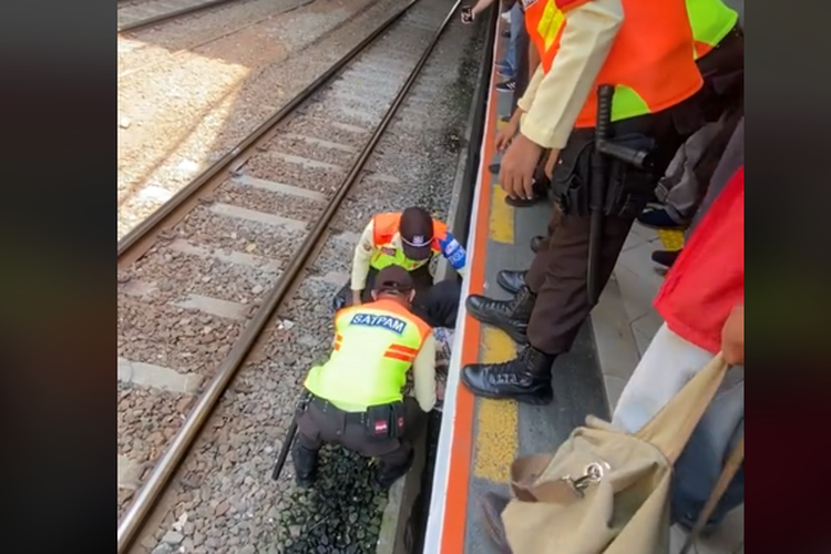 Tangkapan layar video seorang penumpang KRL Commuter Line terperosok masuk ke celah peron Stasiun Sudirman, Jakarta.