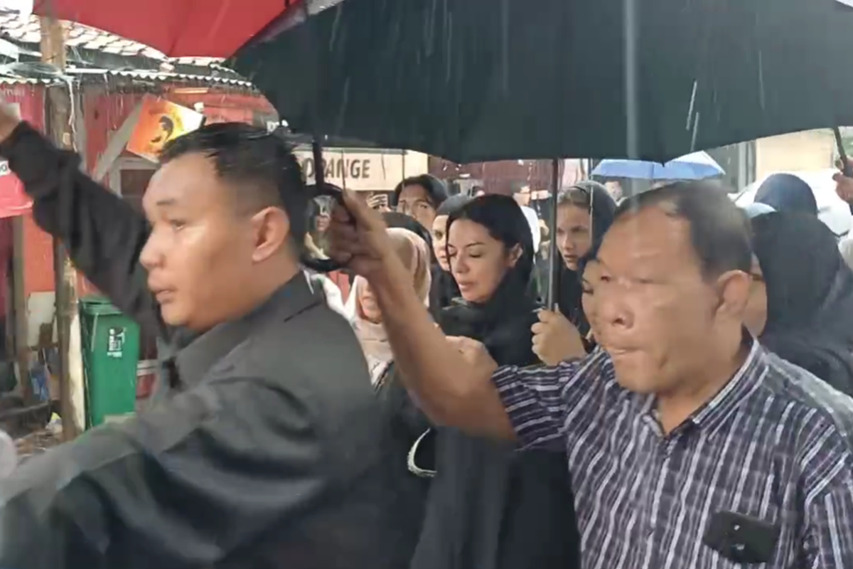 Najwa Shihab tak ikut mengantarkan jenazah sang suami, Ibrahim Sjarief Assegaf ke TPU Jeruk Purut.