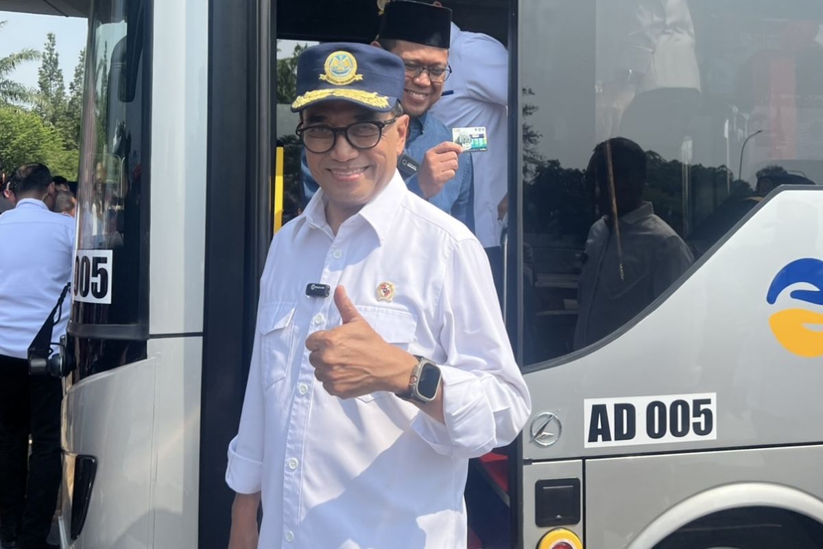 Menteri Perhubungan RI Budi Karya Sumadi meresmikan layanan buy the service (BTS) Biskita Trans Depok yang terintegrasi dengan Stasiun LRT Harjamukti, Minggu (14/7/2024)