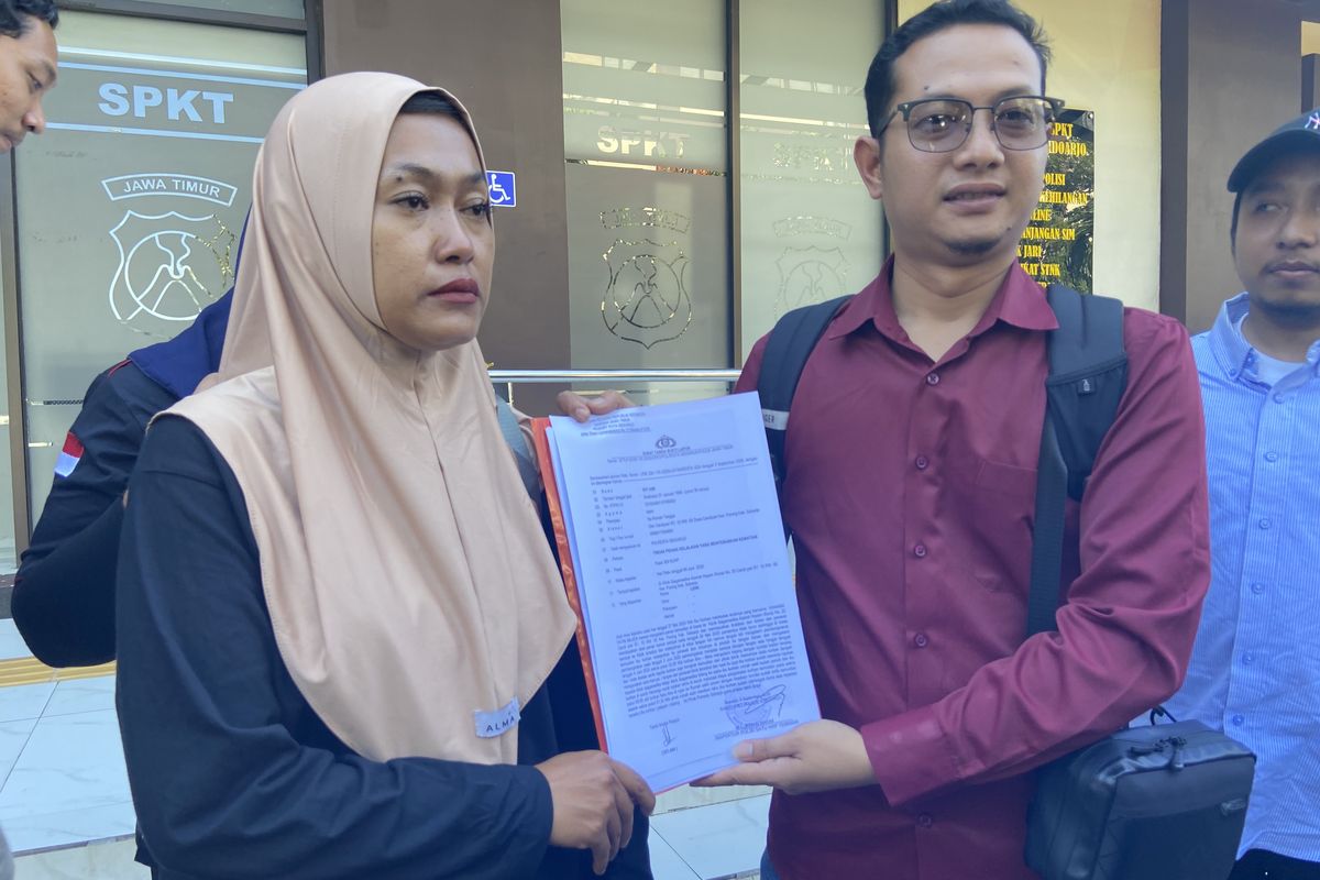 Ibu balita Hanania, Siti Aini melaporkan Klinik Siaga Medika ke Polresta Sidoarjo, Rabu (3/9/2025)