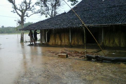Hujan Deras di Gunung Kidul, Pohon Bertumbangan, Motor Hanyut Terbawa Banjir