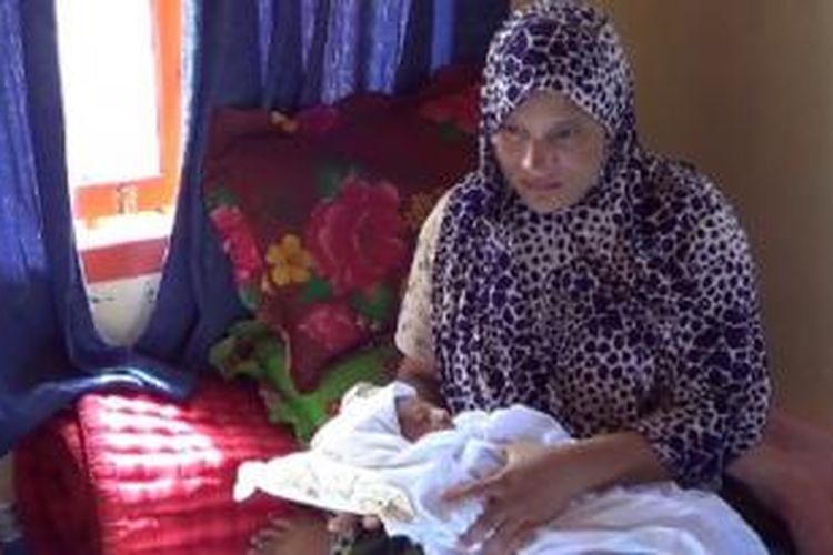 Nurhalimah, seorang pengungsi ilegal Rohingya melahirkan bayi perempuan di lokasi penampungan sementara di Ladong, Kabupaten Aceh Besar. Nurhalimah dan suami beserta dua anaknya dan puluhan pengungsi lainnya terdampar di Aceh pada Juli 2013 lalu. ***** K12-11
