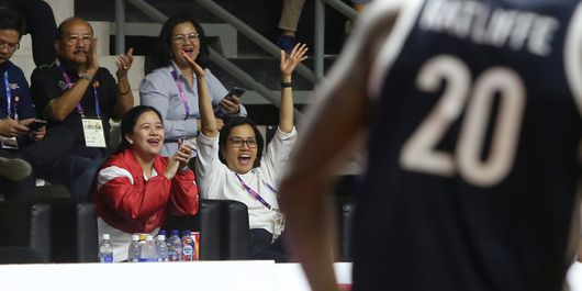 Menko PMK Puan Maharani dan Menkeu Sri Mulyani saat menyaksikan pertandingan Timnas Basket Putera Indonesia melawan Tim Korea Selatan, di Hall Basket Komplek GBK, Senayan, Jakarta, Selasa (14/8/2018) malam.