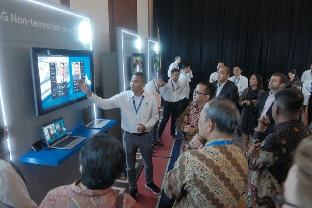 Direktur Penataan Sumber Daya Kementerian Komunikasi dan Informatika Republik Indonesia Denny Setiawan, mencoba salah satu skenario penggunaan, yaitu Superior Uplink for Live streams di Ericsson Imagine Live 2024. 