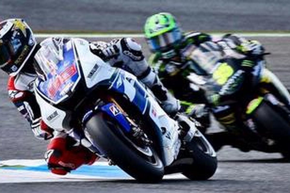 Pebalap Yamaha, Jorge Lorenzo, berada di depan pebalap Yamaha Tech 3, Cal Crutchlow.
