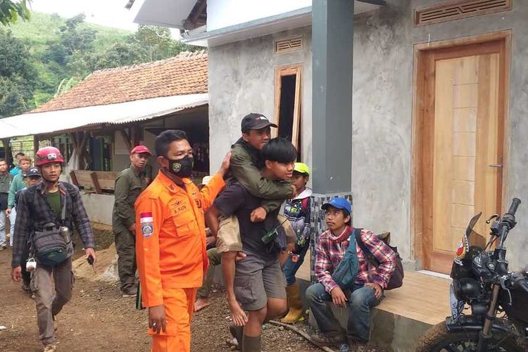 Tim SAR tengah melakukan pencarian dua pendaki hilang di Gunung Malabar, Kabupaten Bandung, Selasa (1/2/2022).