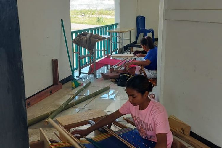 Para penenun UMKM Rana Tonjong di Kelurahan Rana Loba, Kecamatan Borong, Kabupaten Manggarai Timur, Nusa Tenggara Timur.
