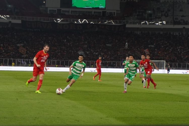 Marco Motta coba mengirim umpan ke kotak penalti dalam laga uji coba Persija vs Geylang di SUGBK, m