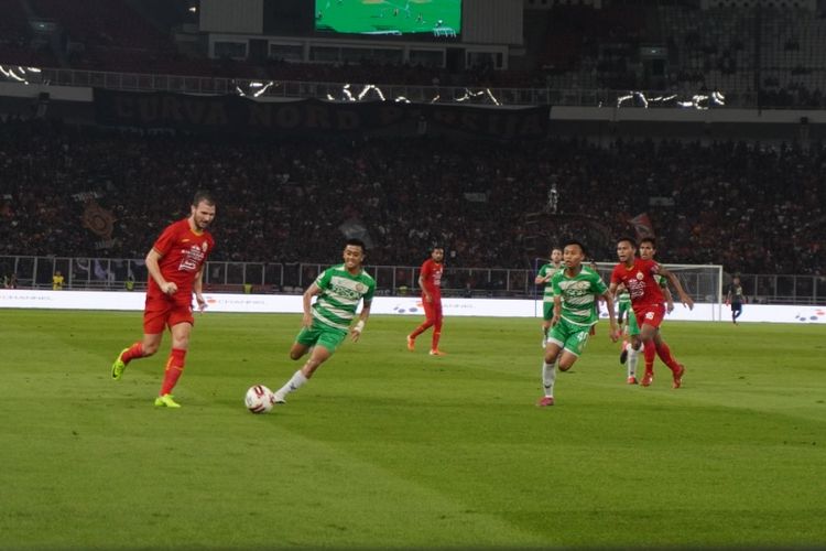 Marco Motta coba mengirim umpan ke kotak penalti dalam laga uji coba Persija vs Geylang di SUGBK, m