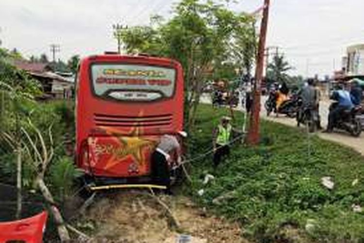 Polisi sedang memasang garis pengaman di lokasi kecelakaan bus Simpati Star di Desa Buket Pala, Kecamatan Idi Rayeuk, Aceh Timur, Minggu (30/10/2016)