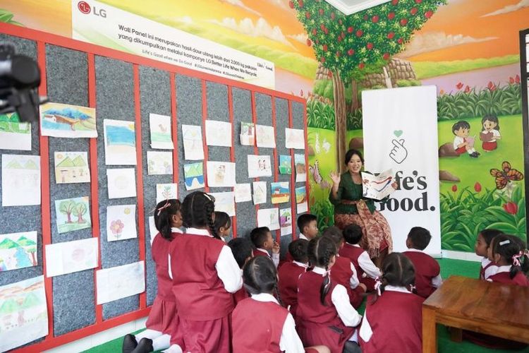 LG resmikan tiga perpustakaan ramah anak melalui program bertajuk ?LG Loves Children?. 