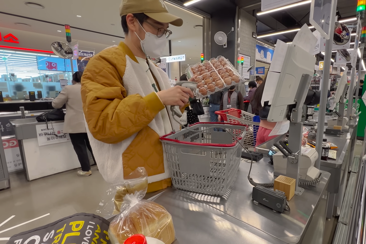 Appa Jay membayar belanja di kasir supermarket Korea Selatan. 
