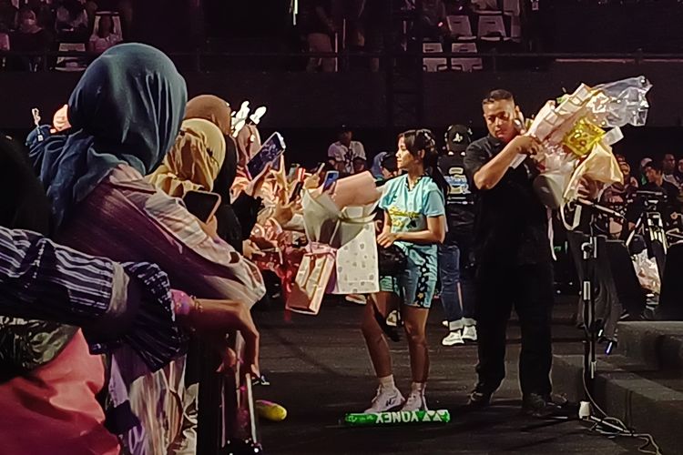 Penggemar Beri Hadiah Usai Menang Badminton, Fuji: Senang Masih pada Solid