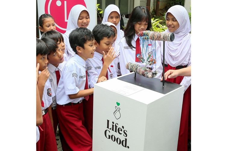 Lewat Kampanye LG Loves Green, Serahkan Karya Seni dari Sampah Elektronik ke SDN 08 Ragunan