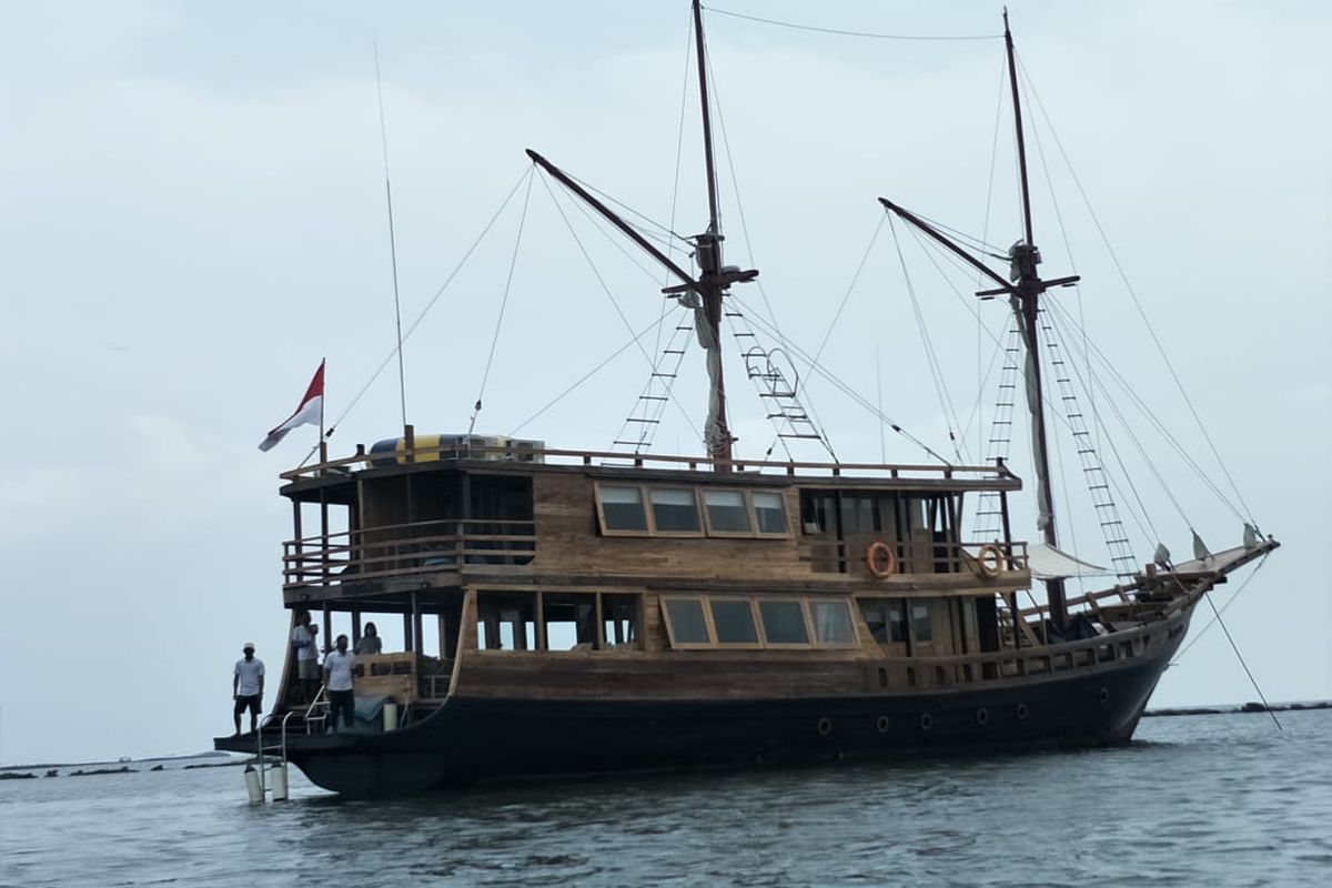 Kapal Agugustine Phinisi, kapal yang suguhkan wisata bahari ke Kepulauan Seribu.