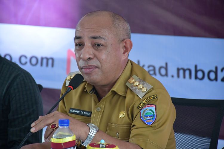 Bupati Maluku Barat Daya (MBD) Benyamin Thomas Noach saat memimpin kegiatan Entry Meeting Pemeriksaan Interim atas LKPD Maluku Barat Daya bersama pada BPK RI Ruang Rapat Kantor Bupati Maluku Barat Daya, Selasa (7/2/2023).
