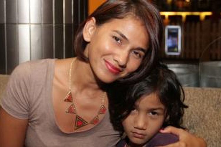 Nova Eliza bersama putrinya, Naima Malinka, diabadikan usai wawancara di Gandaria City, Jakarta Selatan, Jumat (11/7/2014) malam.