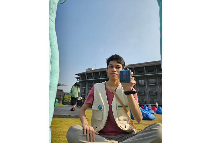 Pengguna bisa menggunakan kamera belakang Samsung Galaxy Z Flip 5 untuk selfie. Saat memotret, gestur membuka telapak tangan bisa dimanfaatkan untuk pengalaman berfoto yang hands free.