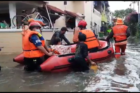 Banjir Rob Terjang Jalan Lodan Raya Ancol, Petugas Evakuasi Warga