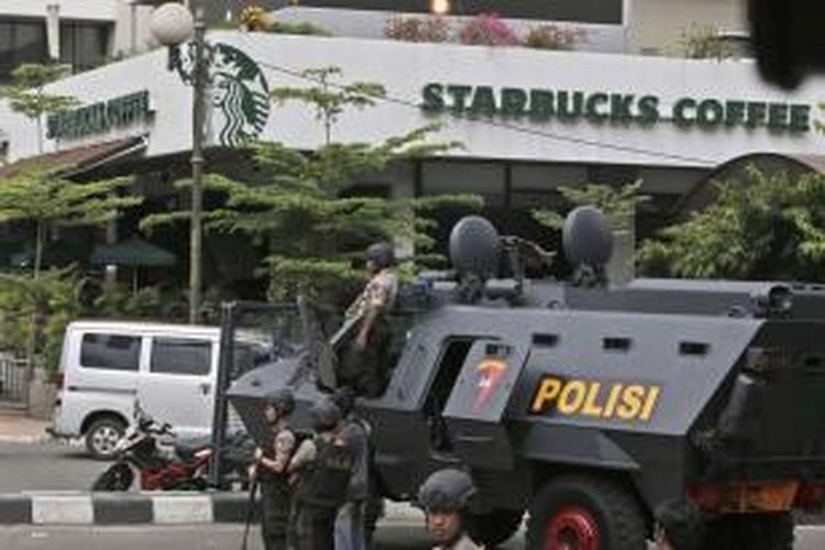Sebuah kendaraan polisi lapis baja diparkir di luar kafe Starbucks, di dekat tempat ledakan menghantam kawasan Jalan MH Thamrin, Jakarta Pusat, 14 Januari 2016. Serangkaian ledakan menewaskan sejumlah orang, terjadi baku tembak antara polisi dan beberapa orang yang diduga pelaku.