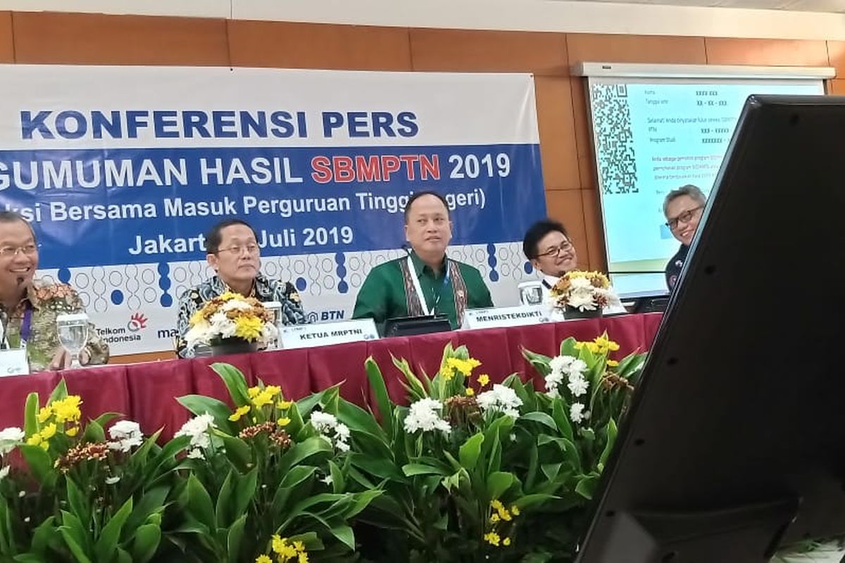 Ketua LTMPT Prof. Ravik Karsidi dan Menristekdikti Mohamad Nasir saat memberikan penjelasan dalam konferensi pers Pengumuman Hasil SBMPTN 2019 di Gedung Kemenristekdikti, Jakarta (9/7/2019).