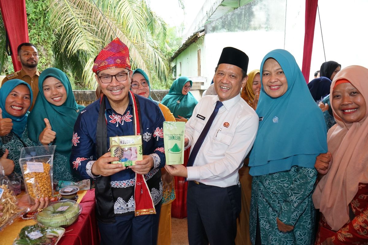 Kepala BKKBN Dokter Hasto Wardoyo dalam acara Gebyar Audit Kasus Stunting (AKS) Tahun 2024 yang digelar Pemerintah Provinsi (Pemprov) Riau serentak di seluruh kabupaten dan kota di Kantor Kecamatan Tambang, Kabupaten Kampar, Senin (4/3/2024).