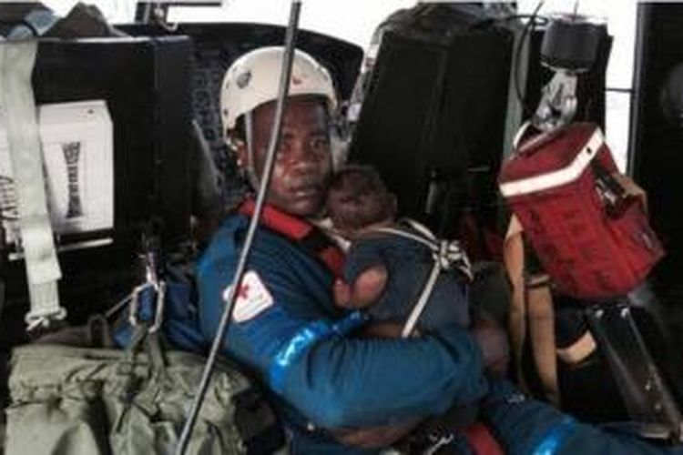 Seorang anggota Palang Merah Kolombia memeluk bayi dari Maria Nellt Murillo (18) yang menjadi korban pesawat jatuh di tengah belantara provinsi Choco. Maria dan bayinya yang baru berusia satu bulan selamat meski berada di dalam hutan selama lima hari setelah pesawat Cessna yang mereka tumpangi jatuh.