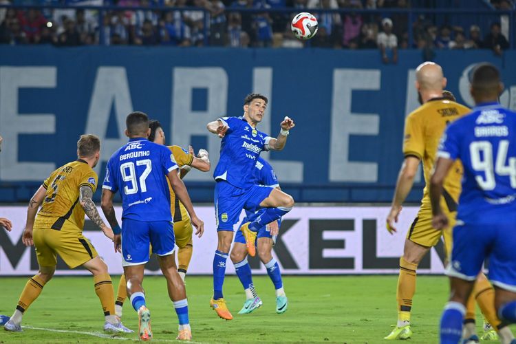 Aksi duel udara bek Persib Bandung asal Italia Federico Barba dalam laga kontra Bhayangkara FC, Minggu (21/12/2025) di Stadion Gelora Bandung Lautan Api (GBLA), dalam laga pekan ke-15 Super League 2025-2026. 