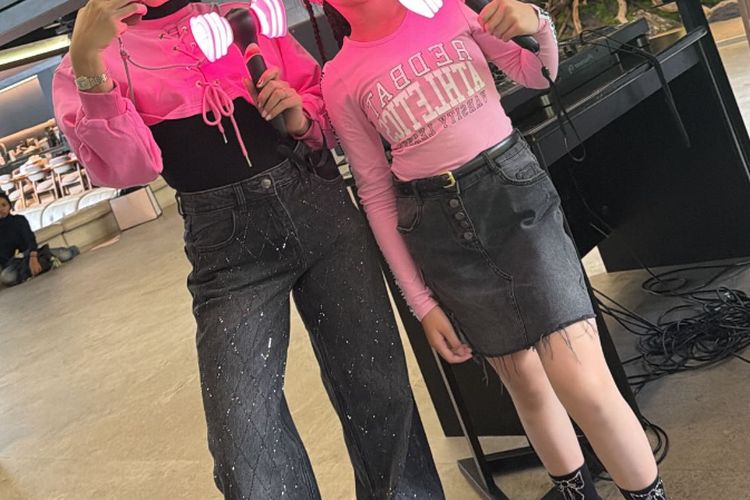 Para seleb tampil stylish saat menonton konser BLACKPINK di Jakarta. Dari nuansa pink?hitam hingga gaya kasual yang chic, semua hadir dengan look standout.