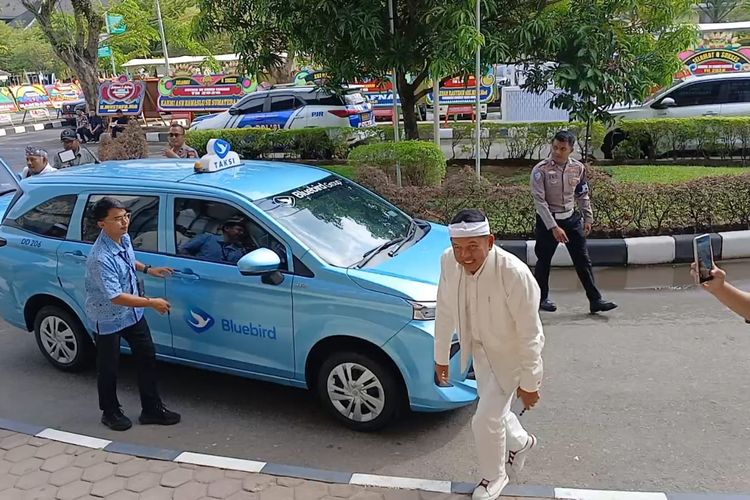 Kunjungi Padang, Dedi Mulyadi Pilih Naik Taksi Dibanding Mobil Dinas 