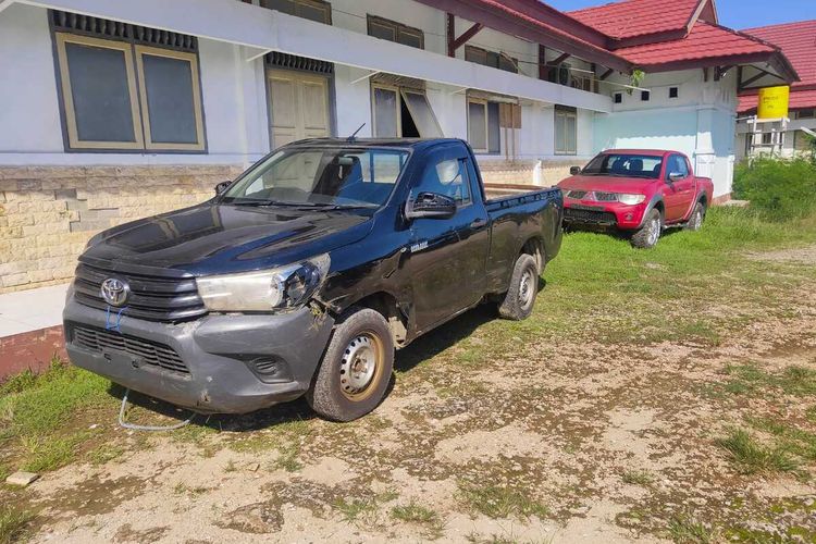 Dua mobil dinas milik mantan bupati Kepulauan Tanimbar, Maluku dikembalikan ke pemda dalam keadaan rusak berat, Selasa (11/4/2023)