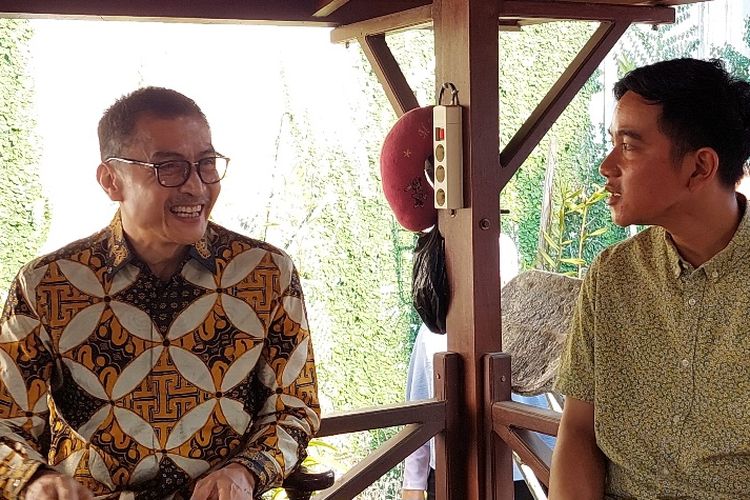 Ketua DPC Gerindra Salatiga Yuliyanto bersama Gibran Rakabuming Raka di Salatiga, Minggu (29/10/2023)
