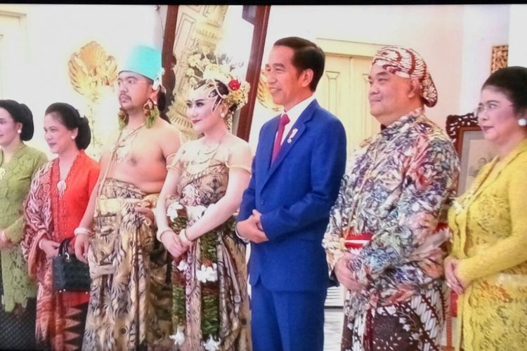 Presiden Joko Widodo, Iriana Joko Widodo saat berfoto bersama dengan kedua mempelai Bendara Pangeran Haryo (BPH) Kusumo Bimantoro dengan dr Maya Lakshita Noorya dan K.G.P.A.A Paku Alam X dan G.K.B.R.A.A Paku Alam. 
