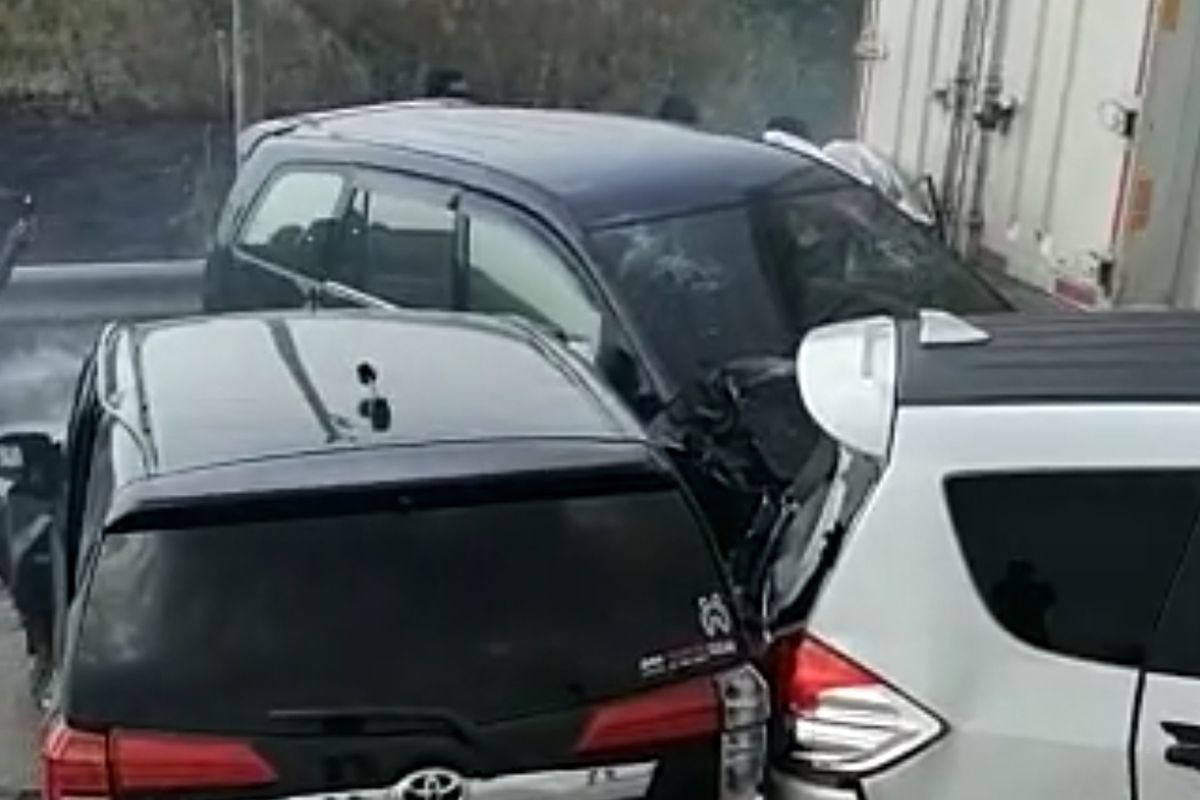 Sejumlah kendaraan terlibat kecelakaan beruntun di Ruas Tol Pejagan-Pemalang, tepatnya di KM 253,  Minggu (18/9/2022) 