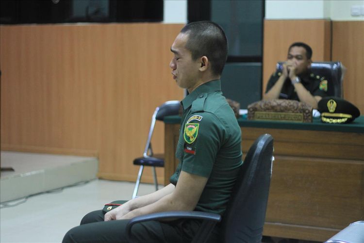 Prada DP kembali menangis saat memberikan keterangan di Pengadilan Militee I-04 Palembang, Kamis (15/8/2019).