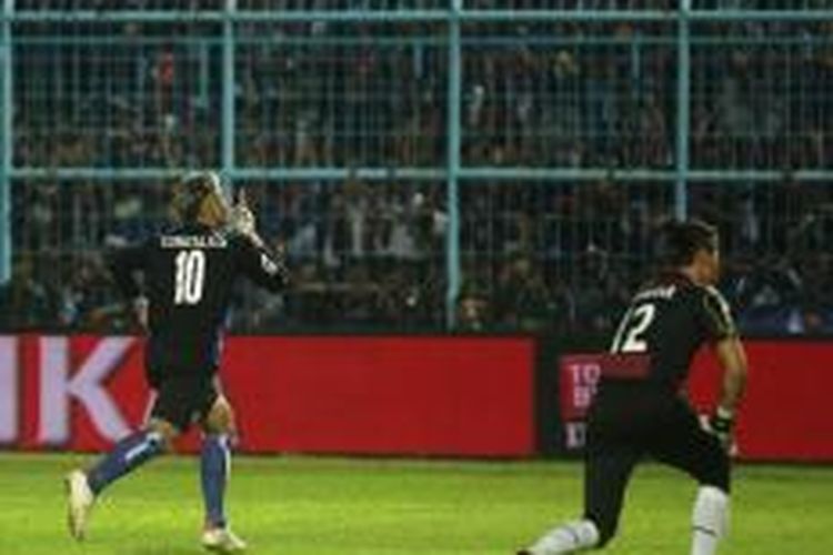 Penyerang Arema Cronus, Cristian Gonzales, merayakan gol seusai mencetak gol ke gawang Mitra Kukar pada pertandingan kedua semifinal Piala Jenderal Sudirman di Stadion Kanjuruhan, Malang, Minggu (17/1/2016). 