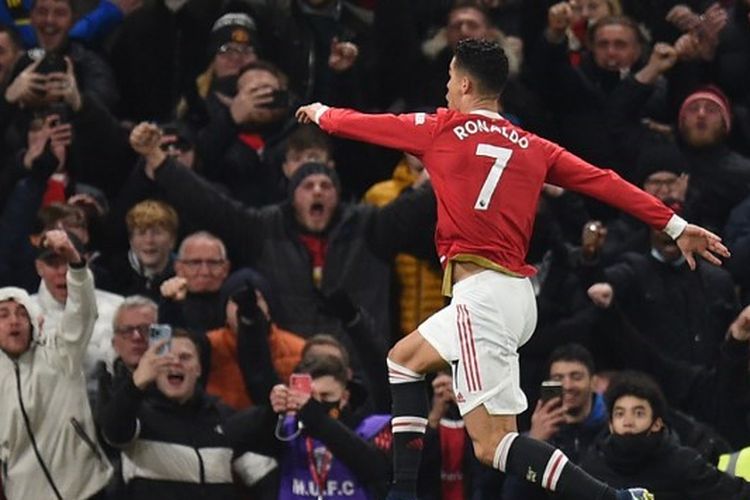 Penyerang Manchester United, Cristiano Ronaldo, merayakan gol ke gawang Arsenal pada laga lanjkutan Liga Inggris di Stadion Old Trafford, Jumat (3/12/2021) dini hari WIB. Gol pertamanya pada laga tersebut adalah yang ke-800 sepanjang karier sang pemain.