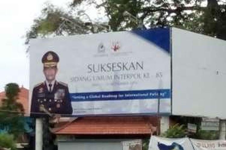 Baliho Sidang Umum Interpol ke 85 yang dipasang di Nusa Dua, Badung, Bali. 