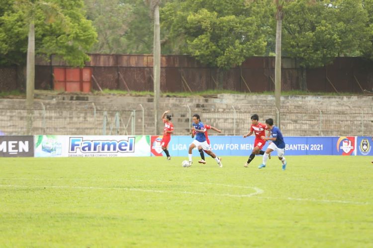 Suasana pertandingan pembuka Liga 3 Zona Banten antara Farmel FC vs Bintang Junior FC yang dihelat di Stadin Krakatau Steel Cilegon, Selasa (2/11/2021).