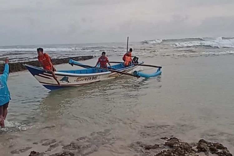 Petugas SAR Satlinmas Wilayah II Gunungkidul melakukan pencarian korban di pantai Drini Minggu (3/7/2022)