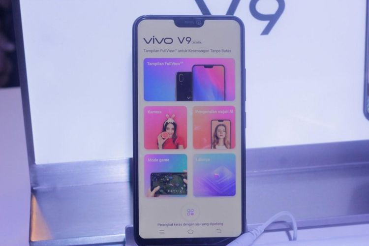 Tampilan depan Vivo V9 dengan layar berbentang 6,3 inci, dihiasi notch atau takik yang menjorok di atas layar.