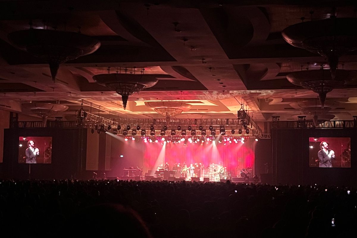 Josh Groban Sukses Gelar Konser di Jakarta, Raisa Jadi Pembuka