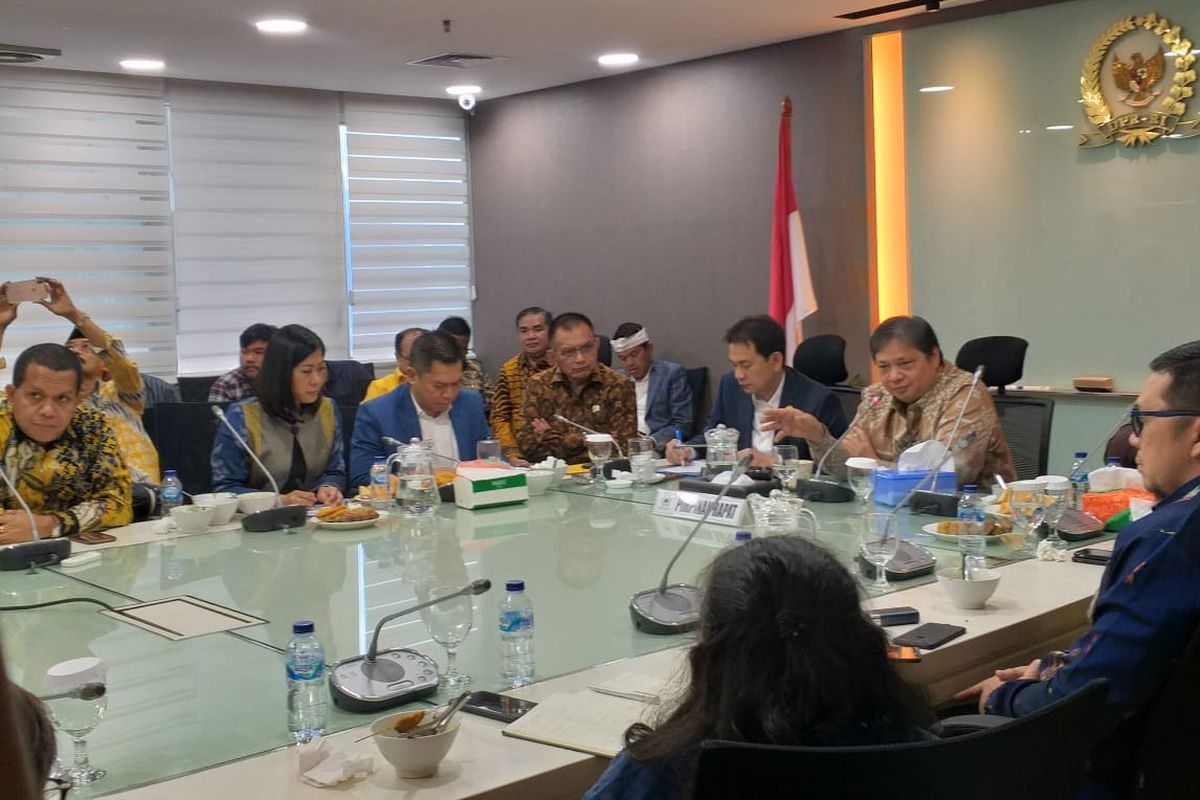 Menko Perekonomian Airlangga Hartarto menjelaskan RUU Omnibus Law Cipta Kerja di Gedung Nusantara 1, Komplek Parlemen, Rabu (26/2/2020)