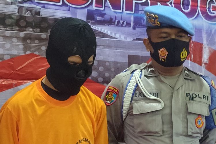 Polisi menangkap seorang pemuda yang mengancam seorang ibu dengan video konten pornografi anaknya yang masih 11 tahun. Pelaku mengancam akan menyebarkannya bila korbannya tidak menghubungi pelaku dan minta maaf. Polisi Kulon Progo, Daerah Istimewa Yogyakarta, menangkap pelaku di Gresik, Jawa Timur.
